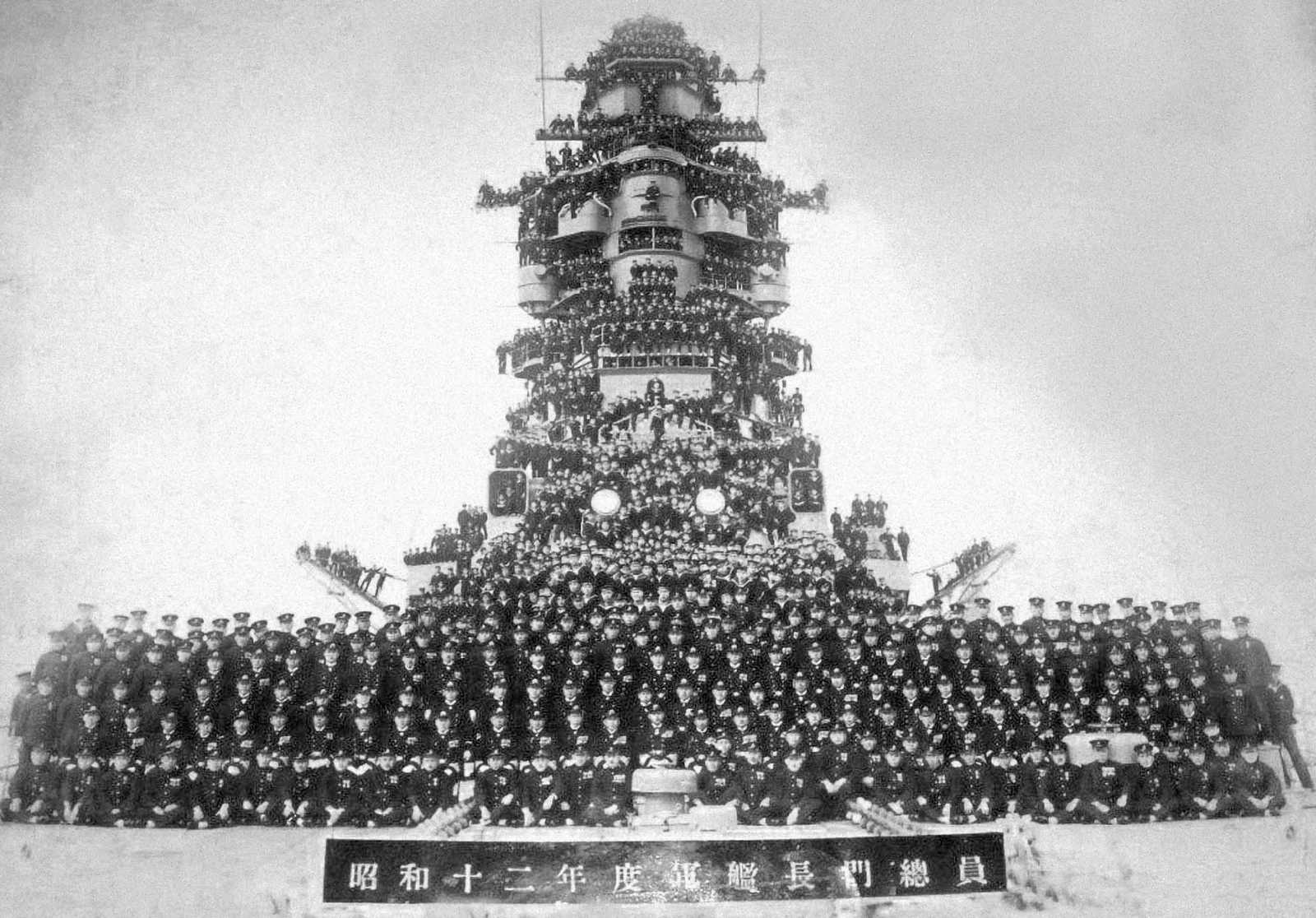 Black and white photo of the battleship hull crowded by Japanese soldiers  IJN battleship Nagato and her all crewmembers. Taken in 1937. (Public Domain)