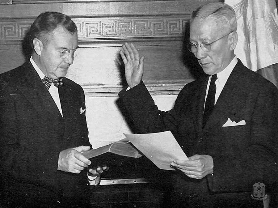 Photo of Sergio Osmena reading and reciting an oath with his right hand raised