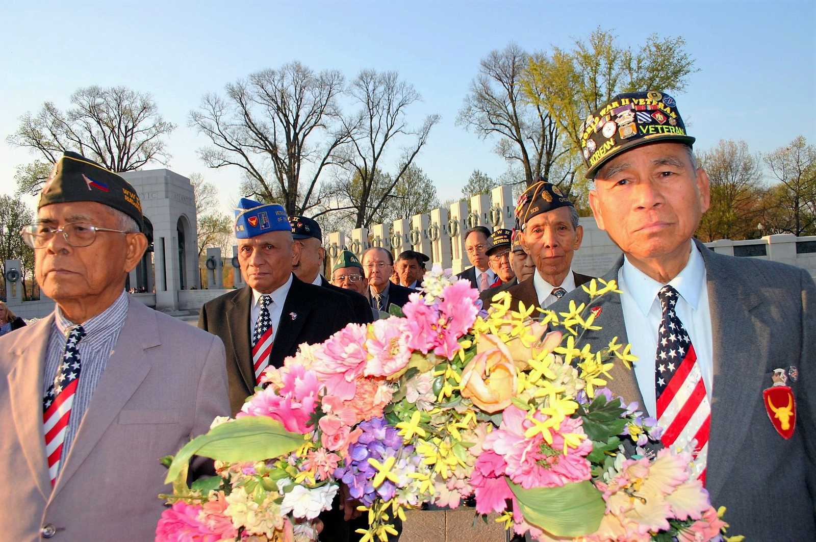 USAFFE Veterans at the WWII memorial. 